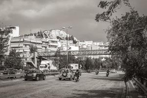 atenas attica grecia 2018 calles típicas edificios de carreteras coches en grecia capital atenas grecia. foto