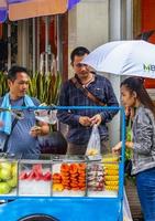ratchathewi bangkok tailandia 2018 comprando alimentos y frutas en una calle de comida bangkok tailandia. foto