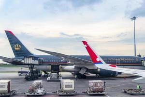 samut prakan bangkok tailandia 2018 nepal airlines aterrizaje de avión en el aeropuerto de bangkok suvarnabhumi tailandia. foto