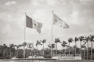 tulum quintana roo mexico 2022 enorme bandera mexicana verde blanca roja en akumal mexico. foto