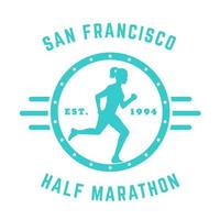 logotipo vintage de media maratón, insignia, diseño de camiseta con una chica corriendo aislada en blanco, ilustración vectorial vector