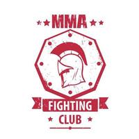 logotipo del club de lucha mma, emblema, insignia con casco espartano, camiseta roja impresa aislada en blanco, ilustración vectorial