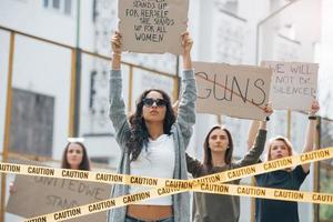 buen tiempo. grupo de mujeres feministas tienen protesta por sus derechos al aire libre foto