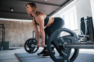 necesita fuerza y resistencia para esto. foto de una hermosa mujer rubia en el gimnasio durante el fin de semana