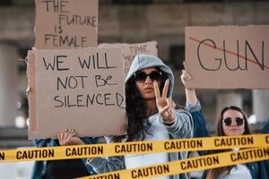 somos diferentes pero nuestros derechos son iguales. grupo de mujeres feministas tienen protesta al aire libre foto
