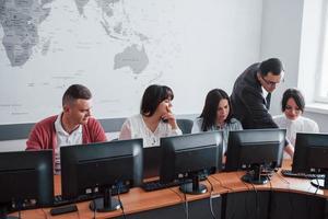 día de entrenamiento. gente de negocios y gerente trabajando en su nuevo proyecto en el aula foto