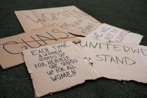 mensajes para la gente. grupo de pancartas con diferentes citas feministas tiradas en el suelo foto