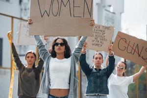 caminando hacia adelante grupo de mujeres feministas tienen protesta por sus derechos al aire libre foto