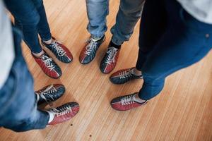 vista recortada de la gente en el club de bolos lista para divertirse foto