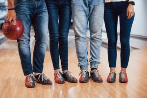 en zapatos especiales. vista recortada de la gente en el club de bolos lista para divertirse foto