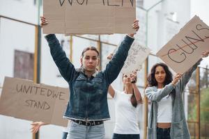 lucha por tus derechos. grupo de mujeres feministas tienen protesta al aire libre foto