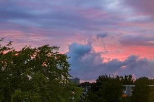 increíble colorido rosa violeta azul y púrpura panorama del cielo de la puesta del sol. foto