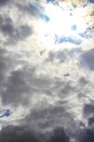 cielo azul con nubes blancas hermoso cloudscape y fondo alemania. foto