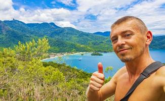 viajero turístico con ilha grande abraao beach panorama brasil. foto