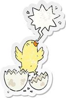 pájaro de dibujos animados saliendo del cascarón de huevo y burbuja de habla pegatina angustiada vector