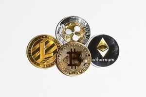 criptomoneda bitcoin, litecoin, ripple y ethereum aislado sobre fondo blanco foto