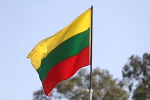 bandera lituana ondeando en asta de bandera foto