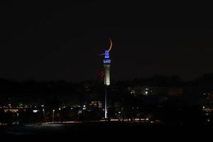 puesta de la luna sobre la torre de beyazit, estambul, turquía foto