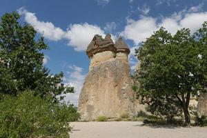 formaciones rocosas en el valle de los monjes pasabag, capadocia, nevsehir, turquía foto