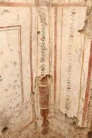 dibujos murales en casas con terraza en la ciudad antigua de efeso, izmir, turquía foto