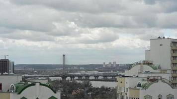 vista do rio dniepre em kyiv, ucrânia, em dia nublado. paisagem urbana video