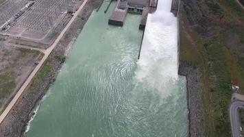 Wasserkraftwerk. Dammstation. Stromerzeugung mit Wasserkraft. artvin - türkei video