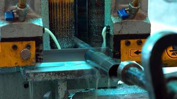 Perforación de perfiles de hierro. producción industrial. producción en la fábrica. video
