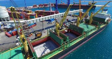 antalya haven. het laden van containers op het schip. haven gebied. internationale handel. vorkheftruckchauffeur laadt een volle palletvrachtcontainer met dozen op de logistieke haventerminal. video