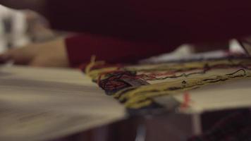 mulher tecendo tapete tradicional. mulher tradicional tecendo um tapete turco. fazendo tapetes persas à mão em estilo clássico. confecção de tapetes estampados feitos à mão com a técnica adequada. video