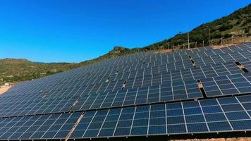 Luftaufnahme des Solarkraftwerks. Luftbild von oben auf den Solarpark mit Sonnenlicht. erneuerbare Energie. Luftaufnahme des Solarkraftwerks.