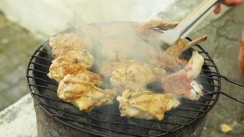 cocinar cordero y pollo al mismo tiempo en la barbacoa. cocinar carne en la barbacoa. video