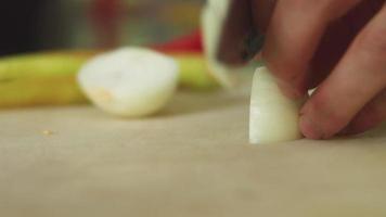 tritare cipolle e peperoni in primo piano. preparazione dell'insalata. verdura. video