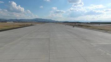 construção de pátio de aeroporto. onde os aviões pousam. máquinas de trabalho. obras de construção de estradas. trabalho de construção. local de construção. trabalho de terra. video