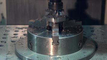 máquina cnc en la industria metalúrgica. corte por láser en acero. equipos industriales modernos. primer plano del proceso tecnológico. video