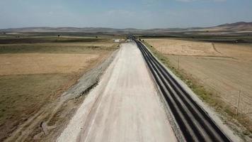 máquinas de trabalho. obras de construção de estradas. trabalho de construção. local de construção. trabalho de terra. colheres de areia. trabalhador da construção. video