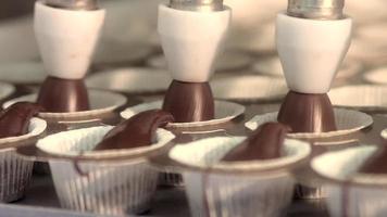 Fabrik zur Herstellung von Kuchen und Gebäck. Schokolade wird in kleine Schachteln gegossen und in den Ofen gestellt.