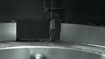 máquina cnc en la industria metalúrgica. corte por láser en acero. equipos industriales modernos. primer plano del proceso tecnológico. husillo de mecanizado en torno. metalurgia. video