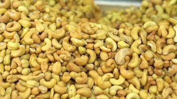 cashewnoten. cashewnoten op de ambachtelijke toonbank. cashewnoten vallen. video