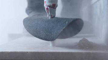escadas de perfuração. processo de perfuração e aparafusamento de mármore video