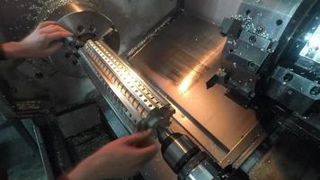 Eje de mecanizado en torno. metalurgia. turner trabajando en la máquina. trabajo de torno metalurgia. tecnología de procesamiento moderna de corte de metal. La fresadora cnc produce detalles metálicos en fábrica. video
