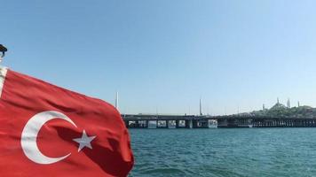 turkiska flaggan och istanbul utsikt från havet. turkiska flaggan på segelbåten och istanbulvy i bakgrunden. video