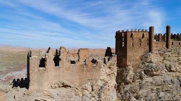 historisch kasteel. stad van turkije. luchtvideo van het prachtige historische kasteel met verschillende architectuur. video