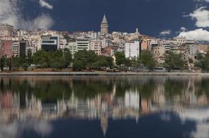 torre karakoy y galata en la ciudad de estambul foto