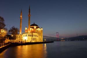 mezquita ortakoy en la ciudad de estambul, turquía foto