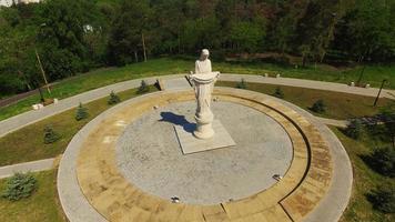 chisinau, moldavia - 22 de mayo de 2022 - vista panorámica de la estatua de santa maría de jesucristo en el parque valea trandafirilo foto