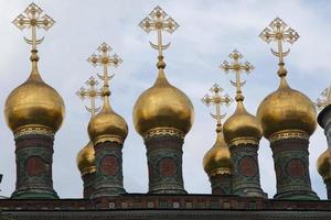 ángulo bajo de la parte superior de una iglesia ortodoxa en el kremlin, moscú foto