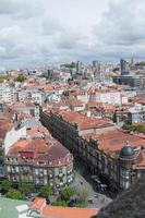 hermosa vista aérea de porto. edificios antiguos y cielo nublado. foto