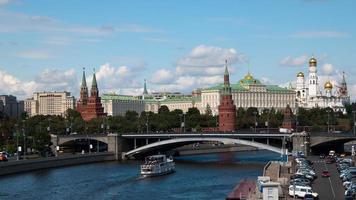 vista aérea de moscú. kremlin, río y puente foto