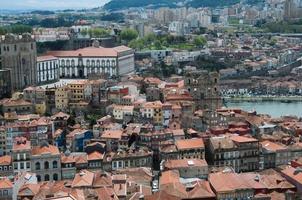 pintoresca vista aérea de porto. catedral la se y rio tajus. foto