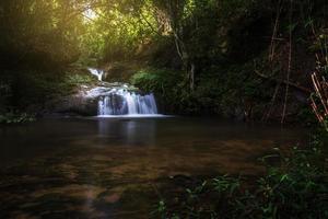 cascada, el agua natural con montaña en tailandia foto